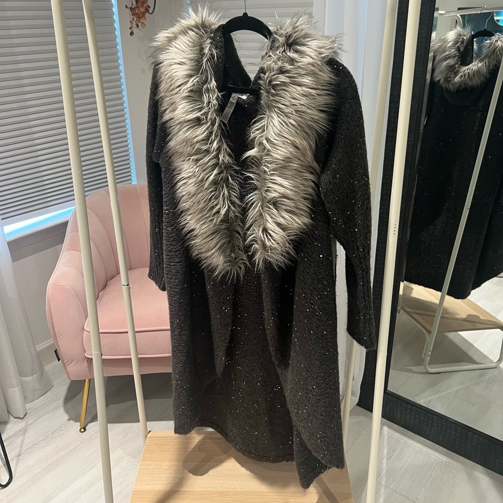 NWT Jennifer Lopez grey cardigan with fur on hood and sparkles size M never worn